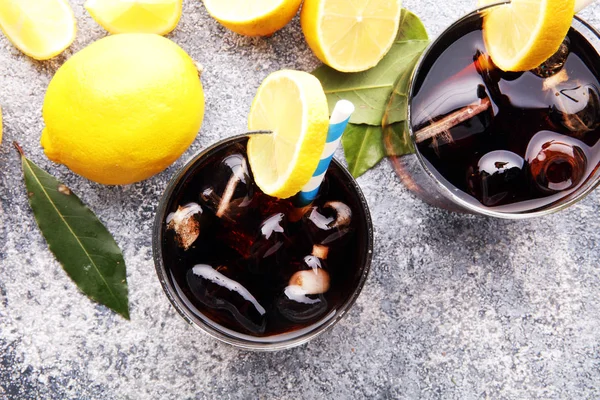 Refresco con cubitos de hielo, limón y paja en vaso. —  Fotos de Stock