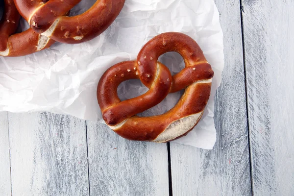 Pretzels alemanes con sal de cerca sobre la mesa —  Fotos de Stock