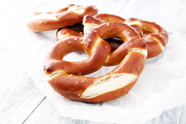 Pretzels alemães com sal close-up sobre a mesa — Fotografia de Stock