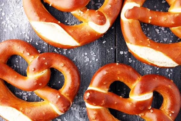 Tyska pretzels med salt närbild på bordet — Stockfoto