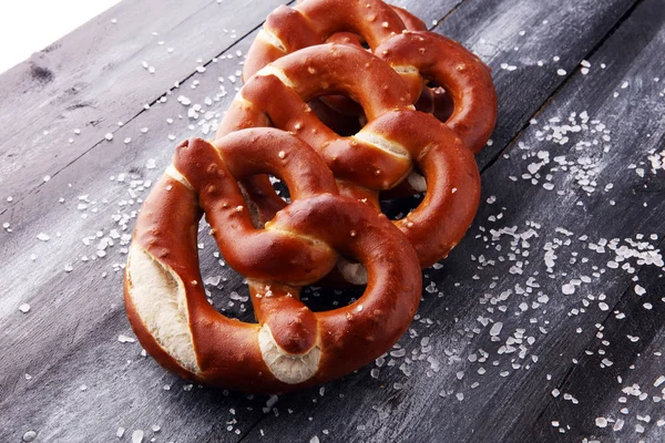 Pretzel tedeschi con primo piano di sale sul tavolo — Foto Stock