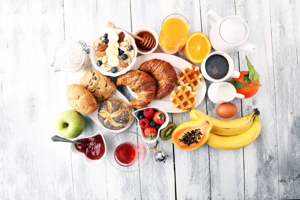Ontbijt met koffie, sinaasappelsap, croissants en fruit — Stockfoto