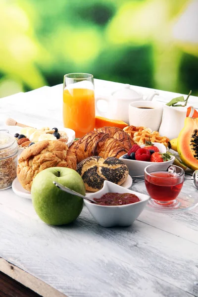 Café da manhã servido com café, suco de laranja, croissants e frutas — Fotografia de Stock