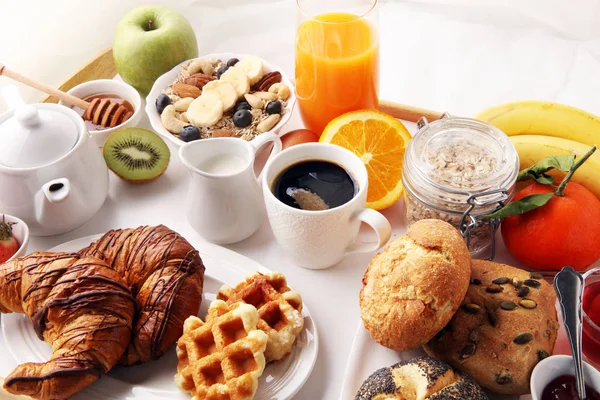 Frühstück im Bett mit Obst und Gebäck auf einem Tablett -Waffeln, cr — Stockfoto