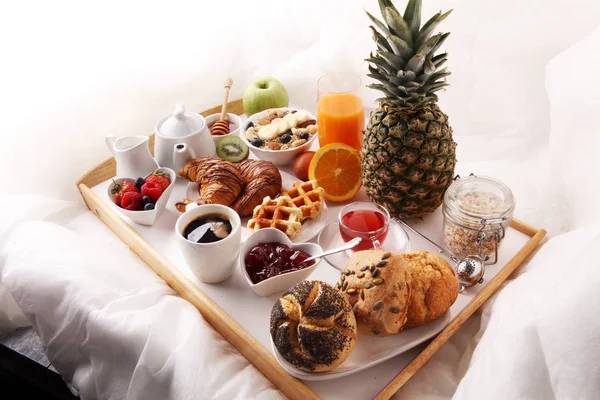 Ontbijt op bed met fruit en gebak op een dienblad-wafels, cr — Stockfoto