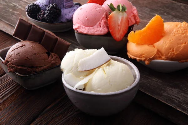 Ensemble de boules de crème glacée de différentes couleurs et saveurs avec être Image En Vente