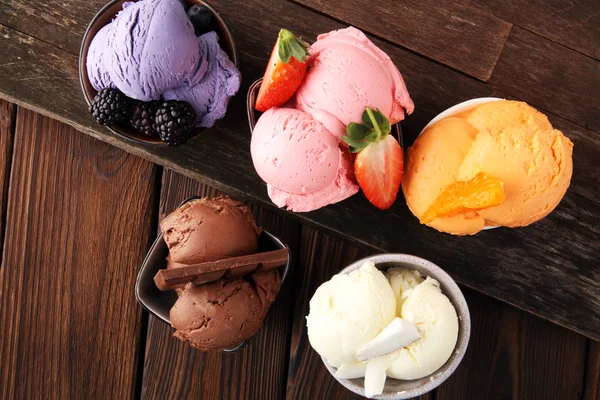 Conjunto de cucharadas de helado de diferentes colores y sabores con be — Foto de Stock