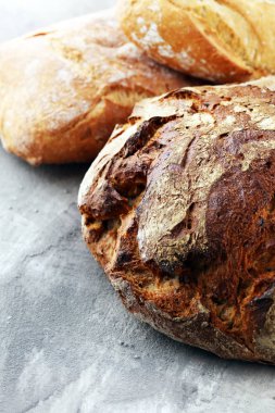 Ekmek ve ekmek çeşitleri gemide yukarıdan alır. Kı