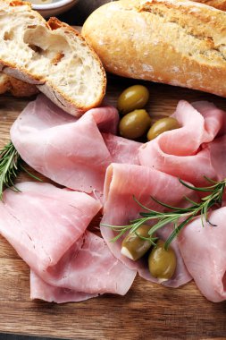 Ham ahşap tahta üzerinde dilimlenmiş. Taze prosciutto. Dilimlenmiş domuz jambon.