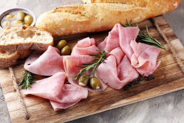 Ham ahşap tahta üzerinde dilimlenmiş. Taze prosciutto. Dilimlenmiş domuz jambon.