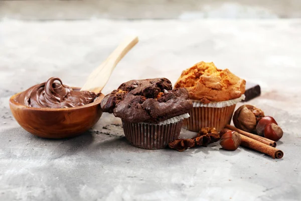 Muffin de chocolate e muffin de nozes, padaria caseira em backgro cinza — Fotografia de Stock