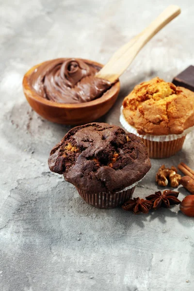Muffin de chocolate e muffin de nozes, padaria caseira em backgro cinza — Fotografia de Stock