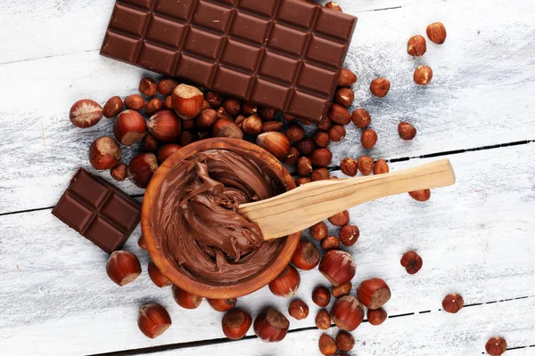 Cioccolato di nocciole fatto in casa spalmato in ciotola di legno. Torrone alla nocciola — Foto Stock