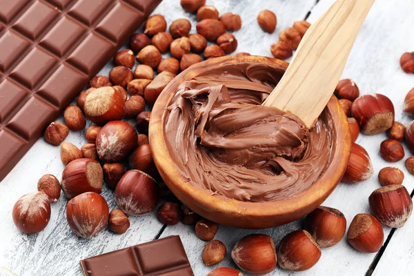 Cokelat hazelnut buatan sendiri tersebar dalam mangkuk kayu. Hazelnut Noug — Stok Foto