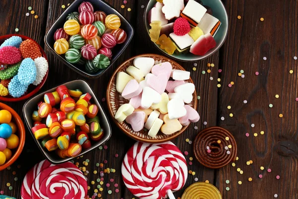 Caramelos con jalea y azúcar. colorida variedad de diferentes niños — Foto de Stock