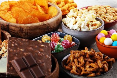 Tuzlu atıştırmalıklar. Çerez, cips, kraker ahşap kase.