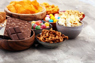 Tuzlu atıştırmalıklar. Çerez, cips, kraker ahşap kase.