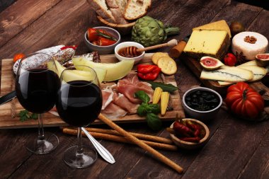 İtalyan antipasti şarap aperatifler küme. Peynir çeşitli, Mediterranean