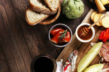 İtalyan antipasti şarap aperatifler küme. Peynir çeşitli, Mediterranean