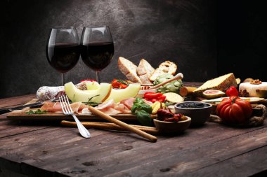 İtalyan antipasti şarap aperatifler küme. Peynir çeşitli, Mediterranean