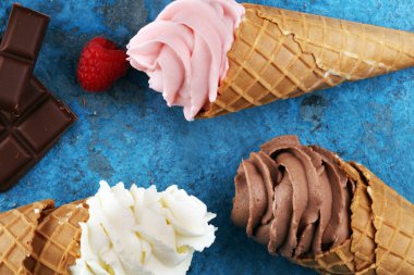 Vanilya yoğurt veya yumuşak kıvamlı dondurma waffle koni dondurulmuş.