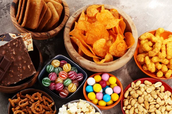 Zoute snacks. Zoutjes, chips, crackers in houten kommen. — Stockfoto