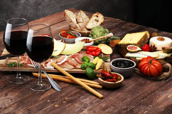 Italienische Antipasti Wein Snacks Set. Käsesorte, mediterran — Stockfoto