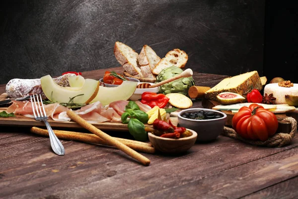 Conjunto de aperitivos de vino antipasti italiano. Variedad de queso, Mediterráneo — Foto de Stock