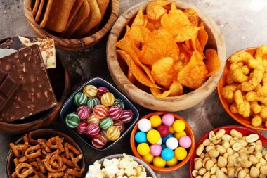 Tuzlu atıştırmalıklar. Çerez, cips, kraker ahşap kase.