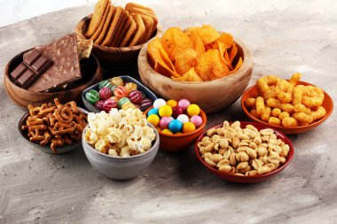 Tuzlu atıştırmalıklar. Çerez, cips, kraker ahşap kase.
