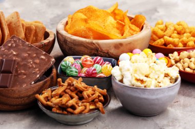 Tuzlu atıştırmalıklar. Çerez, cips, kraker ahşap kase.