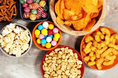 Tuzlu atıştırmalıklar. Çerez, cips, kraker ahşap kase.