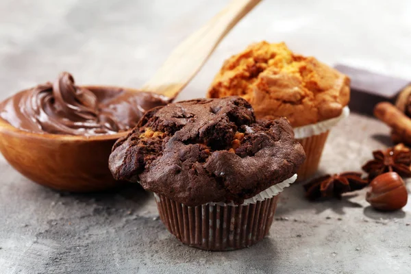 Muffin de chocolate e muffin de nozes, padaria caseira em backgro cinza — Fotografia de Stock