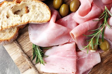 Ham ahşap tahta üzerinde dilimlenmiş. Taze prosciutto. Dilimlenmiş domuz jambon.