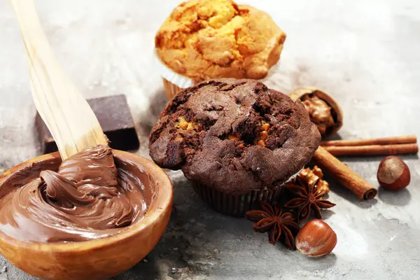 Muffin de chocolate e muffin de nozes, padaria caseira em backgro cinza — Fotografia de Stock