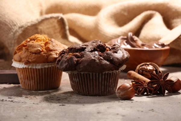 Čokoládový muffin a matice muffin, domácí pekárna na šedé backgro — Stock fotografie