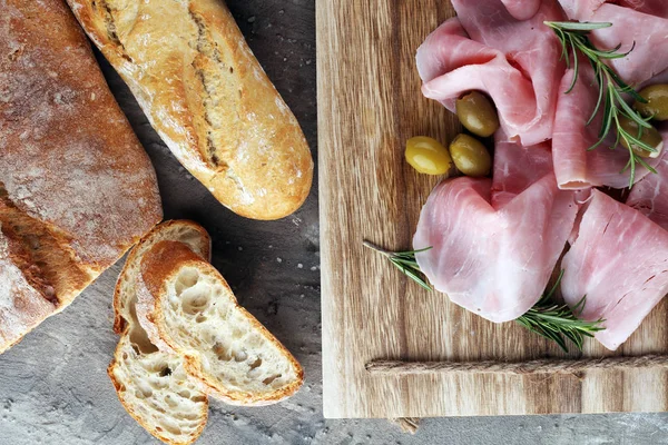 Skivad skinka på träskiva. Färsk prosciutto. Gris skinka skivad. — Stockfoto