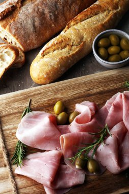 Ham ahşap tahta üzerinde dilimlenmiş. Taze prosciutto. Dilimlenmiş domuz jambon.