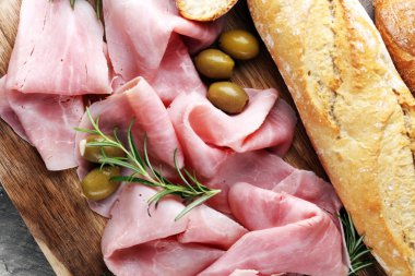 Ham ahşap tahta üzerinde dilimlenmiş. Taze prosciutto. Dilimlenmiş domuz jambon.