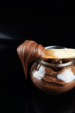 Ev yapımı fındık kabın içinde yayıldı. Fındık nuga krem