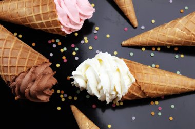 Vanilya yoğurt veya yumuşak kıvamlı dondurma waffle koni dondurulmuş.