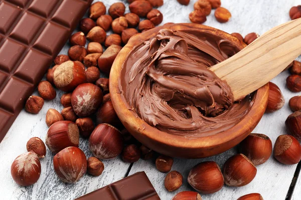 Cokelat hazelnut buatan sendiri tersebar dalam mangkuk kayu. Hazelnut Noug — Stok Foto