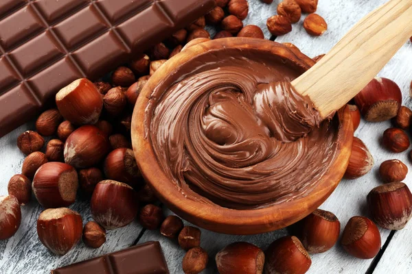 Zelfgemaakte hazelnootpasta chocolade in houten kom. Hazelnoot Noug — Stockfoto