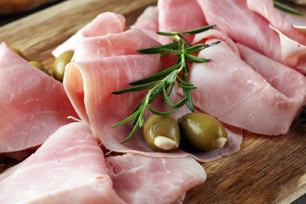 Jamón en rodajas sobre tabla de madera. Prosciutto fresco. Jamón de cerdo en rodajas . —  Fotos de Stock