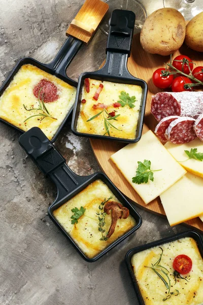 맛 있는 전통 스위스 라 클 렛 치즈 절단된 종 기에 녹아 — 스톡 사진