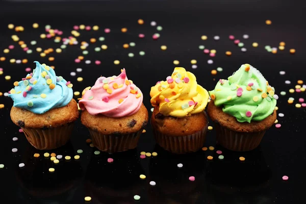Νόστιμο cupcakes σε σκούρο φόντο. Καπ κέικ γενεθλίων ουράνιο τόξο γ — Φωτογραφία Αρχείου