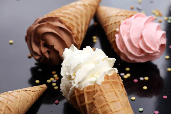 Yaourt glacé à la vanille ou crème glacée molle dans un cône de gaufre . — Photo