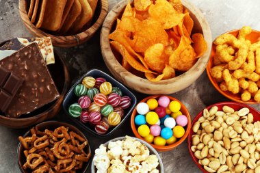 Tuzlu atıştırmalıklar. Çerez, cips, kraker ahşap kase.