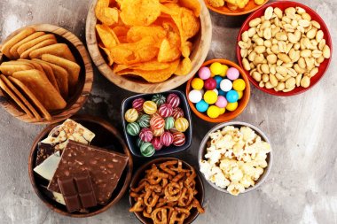 Tuzlu atıştırmalıklar. Çerez, cips, kraker ahşap kase.
