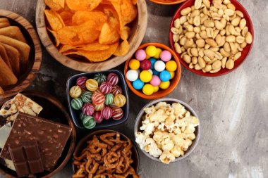 Tuzlu atıştırmalıklar. Çerez, cips, kraker ahşap kase.
